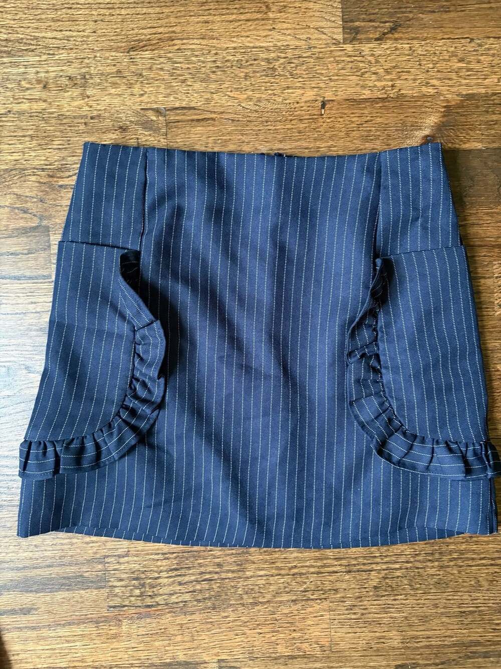 Romeo & Juliet Couture Pinstripe Mini Skirt Size M Navy Blue Ruffle Pocket